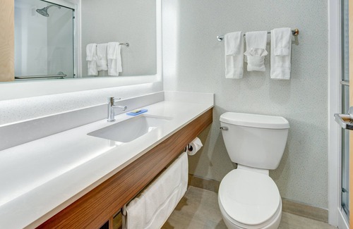 West Long Branch Hotel | Holiday Inn Express Hotel & Suites West Long Branch by IHG