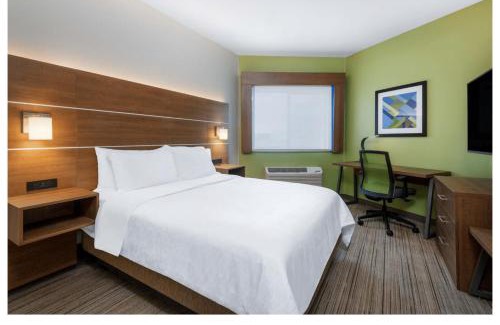 Southeast Colorado Springs Hotel | Holiday Inn Express & Suites Colorado Springs-Airport by IHG