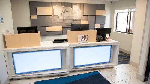 Northwest Colorado Springs Hotel | Holiday Inn Express & Suites Colorado Springs North by IHG