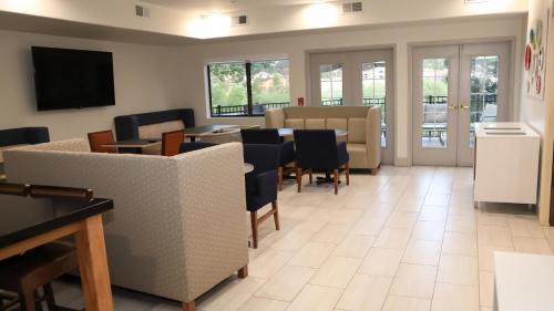 Northwest Colorado Springs Hotel | Holiday Inn Express & Suites Colorado Springs North by IHG
