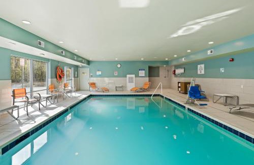 North Brunswick Hotel | Holiday Inn Express & Suites - North Brunswick by IHG