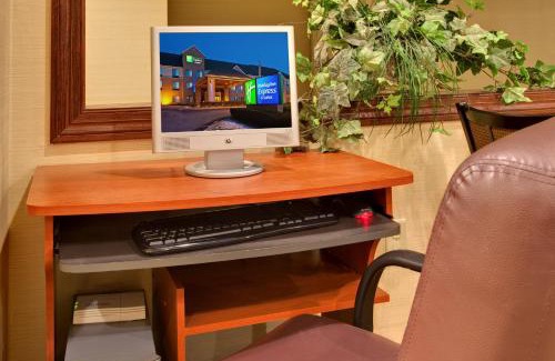 Pleasant Prairie Hotel | Holiday Inn Express Hotel & Suites Pleasant Prairie-Kenosha by IHG