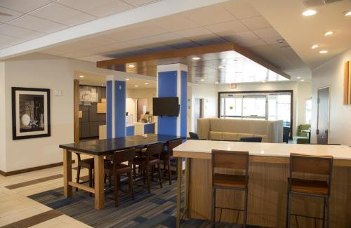 Rochester Hills Hotel | Holiday Inn Express Rochester Hills by IHG