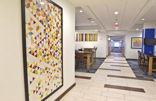 Rochester Hills Hotel | Holiday Inn Express Rochester Hills by IHG
