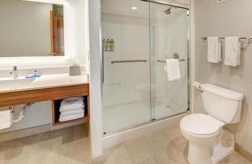 West Long Branch Hotel | Holiday Inn Express & Suites West Long Branch - Eatontown by IHG
