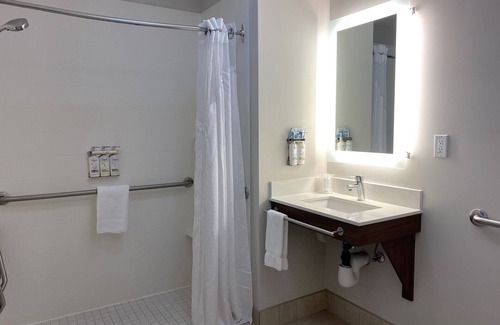 Courtenay Hotel | Holiday Inn Express and Suites Courtenay Comox by IHG