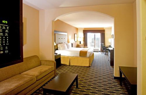 Beeville Hotel | Holiday Inn Express and Suites Beeville by IHG