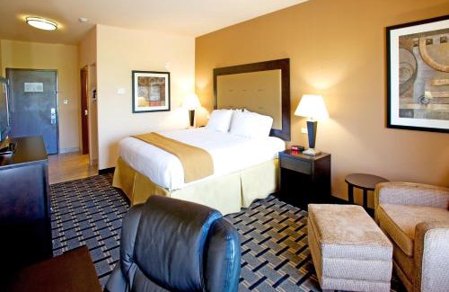 Beeville Hotel | Holiday Inn Express and Suites Beeville by IHG
