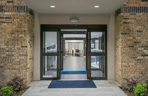 Greater Greenspoint Hotel | Holiday Inn Express and Suites Houston North - IAH Area by IHG