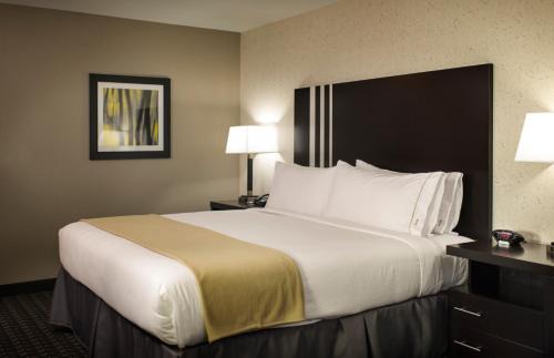 Madison Hotel | Holiday Inn Express and Suites Madison Central by IHG