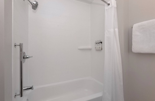 Alton Hotel | Holiday Inn Express and Suites Alton St Louis Area by IHG