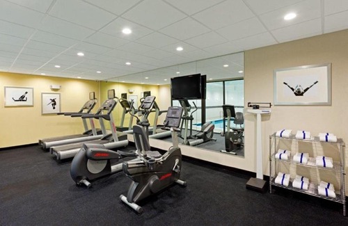 Batavia Hotel | Holiday Inn Express and Suites Batavia by IHG