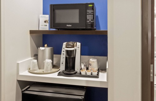 Newton Hotel | Holiday Inn Express and Suites Newton by IHG
