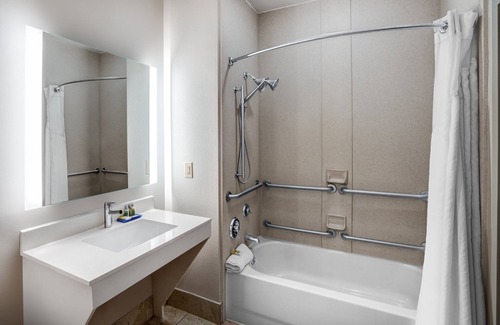 Winona Hotel | Holiday Inn Express and Suites Winona North by IHG