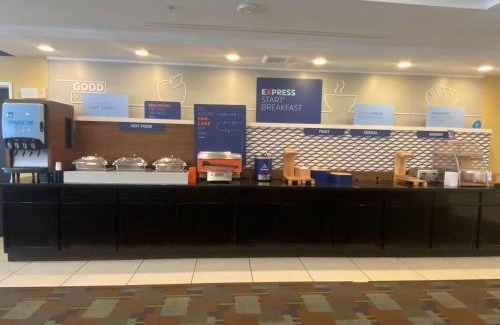 Troy Hotel | Holiday Inn Express and Suites Detroit North-Troy by IHG