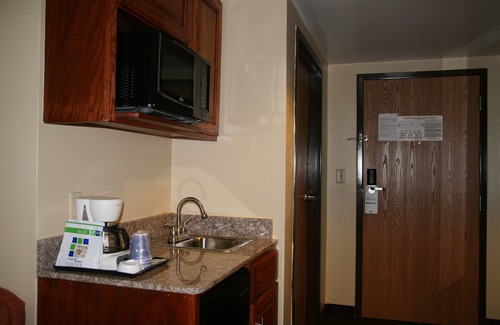 Greenville Hotel | Holiday Inn Express and Suites Greenville by IHG