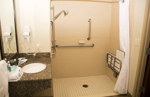Mason City Hotel | Holiday Inn Express and Suites Mason City by IHG