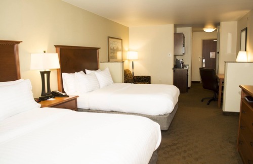 Mason City Hotel | Holiday Inn Express and Suites Mason City by IHG