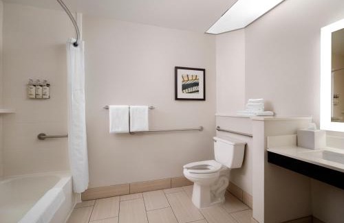Kenner - Louis Armstrong International Airport Hotel | Holiday Inn Express and Suites New Orleans Airport by IHG