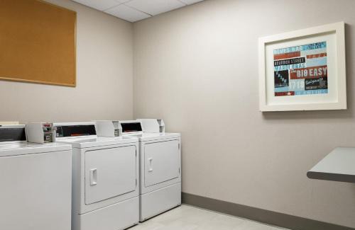 Kenner - Louis Armstrong International Airport Hotel | Holiday Inn Express and Suites New Orleans Airport by IHG