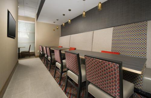 Downtown Baltimore Hotel | Holiday Inn Express Baltimore At The Stadiums by IHG