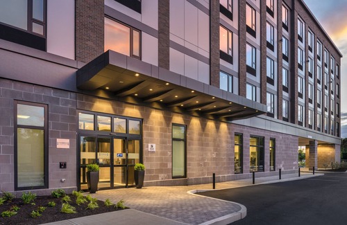Revere Hotel | Holiday Inn Express Boston Logan Airport - Revere by IHG