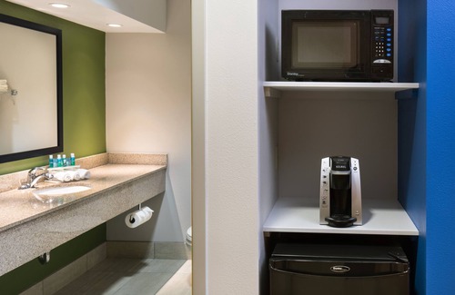 Cedar Rapids Hotel | Holiday Inn Express Cedar Rapids (Collins Rd) by IHG
