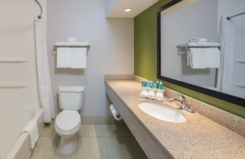 Cedar Rapids Hotel | Holiday Inn Express Cedar Rapids (Collins Rd) by IHG