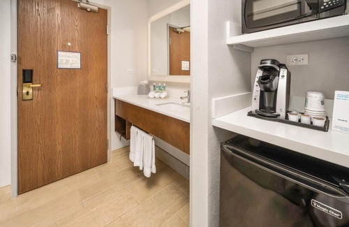 Vernon Hills Hotel | Holiday Inn Express Chicago Northwest-Vernon Hills by IHG