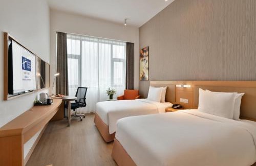 Wuhou Hotel | Holiday Inn Express Chengdu Huanhuaxi by IHG-Near Jinsha Site Musem,Near Wuhou Temple Museum,Welcome drinks,Free gym,Free self-service laundry