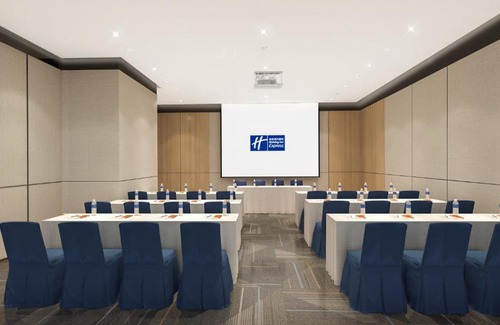 Chongqing Hotel | Holiday Inn Express Chongqing Caiyun Lake, an IHG Hotel