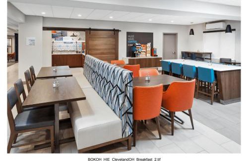 Brook Park Hotel | Holiday Inn Express Cleveland Airport - Brook Park by IHG