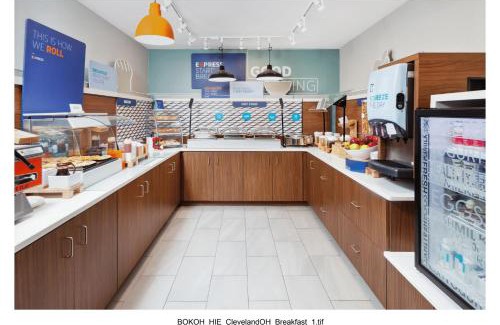 Brook Park Hotel | Holiday Inn Express Cleveland Airport - Brook Park by IHG
