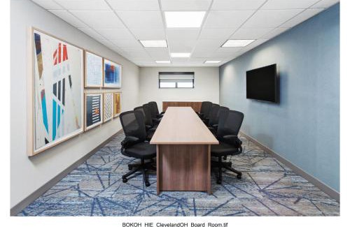 Brook Park Hotel | Holiday Inn Express Cleveland Airport - Brook Park by IHG