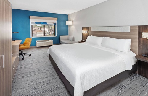 Brook Park Hotel | Holiday Inn Express Cleveland Airport - Brookpark by IHG