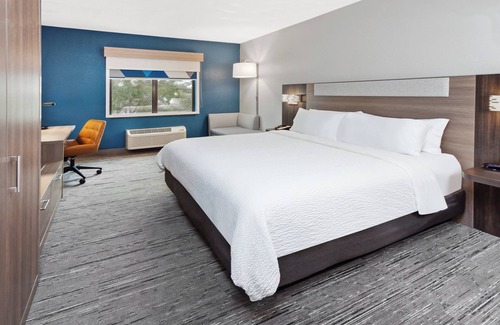 Brook Park Hotel | Holiday Inn Express Cleveland Airport - Brookpark by IHG