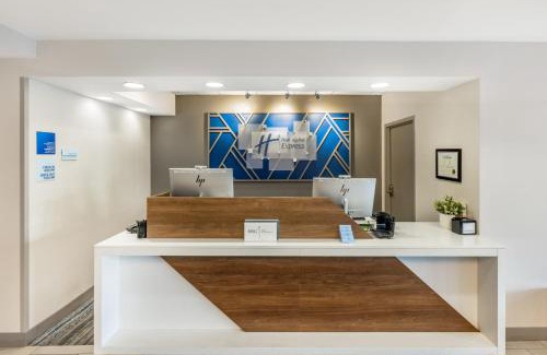 Crestwood Hotel | Holiday Inn Express Crestwood by IHG