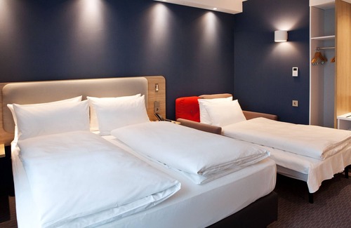 Lichtenbroich Hotel | Holiday Inn Express Düsseldorf Airport by IHG