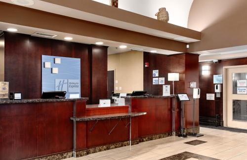 Northeast Edmonton Hotel | Holiday Inn Express Edmonton North by IHG