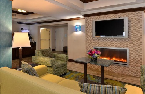 Raisin Hotel | Holiday Inn Express Fresno River Park Highway 41