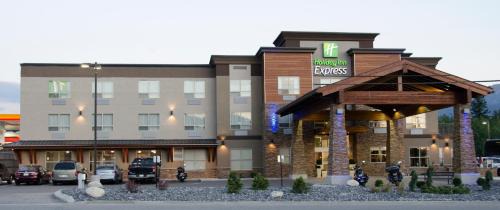 Golden Hotel | Holiday Inn Express Golden-Kicking Horse by IHG