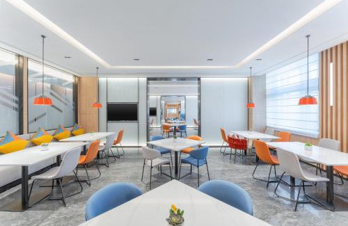 Panyu Hotel | Holiday Inn Express Guangzhou Panyu Dashi by IHG-Free Shuttle Bus to Canton Fair complex during Canton Fair Phase 1 & 2