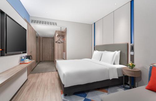 Panyu Hotel | Holiday Inn Express Guangzhou Panyu Dashi by IHG-Free Shuttle Bus to Canton Fair complex during Canton Fair Phase 1 & 2