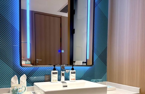 Haikou Hotel | Holiday Inn Express Haikou World Trade Center by IHG