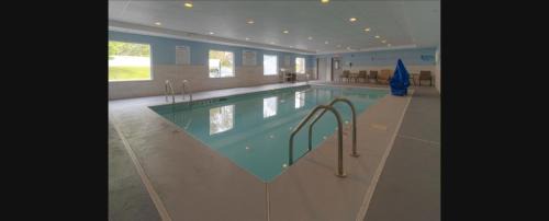 Newington Hotel | Holiday Inn Express Hartford-Newington by IHG