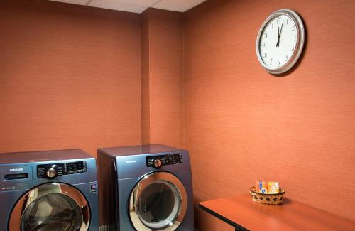Alpine Center Hotel | Holiday Inn Express Hotel & Suites Grand Rapids-North by IHG
