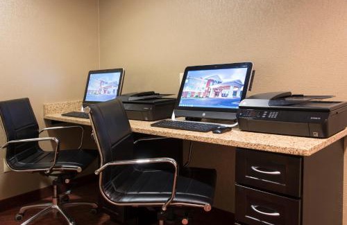 Alpine Center Hotel | Holiday Inn Express Hotel & Suites Grand Rapids-North by IHG