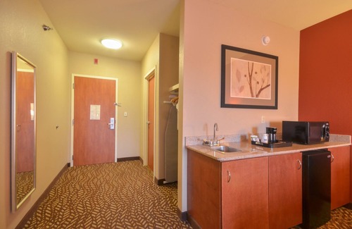 Pine Bluff Hotel | Holiday Inn Express Hotel & Suites Pine Bluff/Pines Mall by IHG