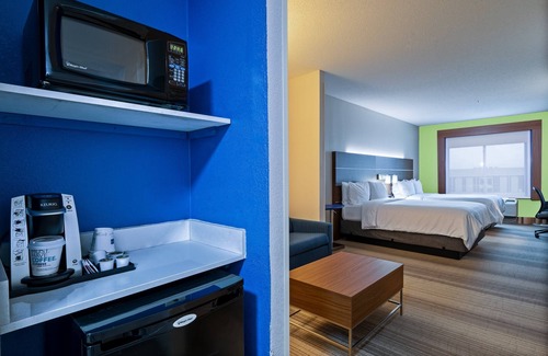 Woodbridge Hotel | Holiday Inn Express Hotel & Suites Woodbridge by IHG