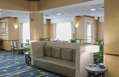 Manchester Hotel | Holiday Inn Express Hotel & Suites Manchester Airport by IHG